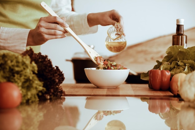 Szef kuchni przygotowujący danie